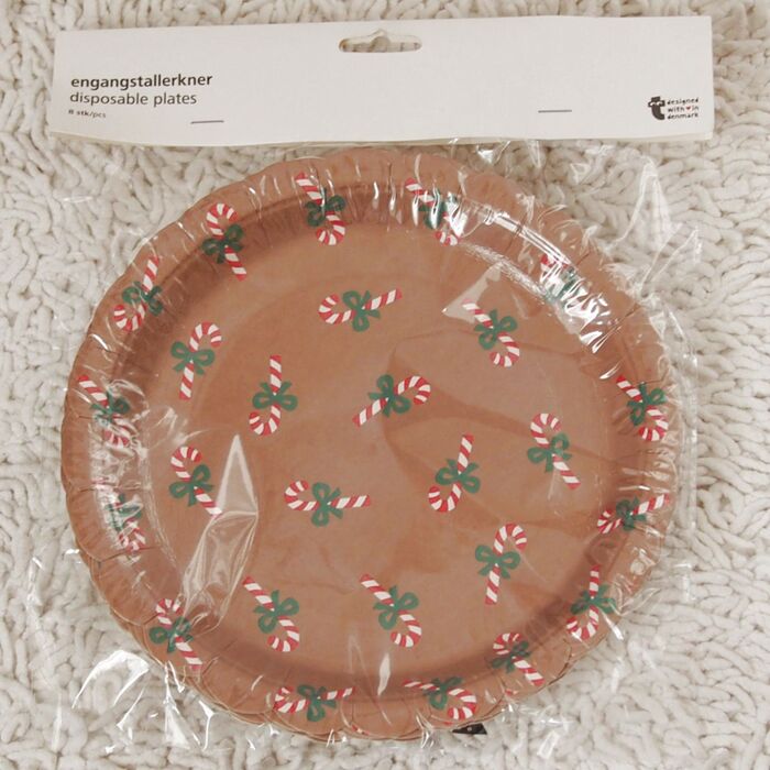 受け皿をクリスマスバージョンに変えて、ポトスもクリスマスバージョンに!!