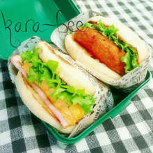 ムスコ大絶賛♪BIGナゲットとチーズオムレツで♡2種のマフィンサンド