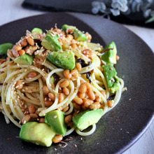 塩昆布が決め手★混ぜるだけ★絶品!アボカドと塩昆布の納豆パスタ