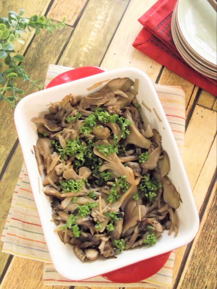 娘が抱えて食べる(笑)レンジで簡単!バター醤油きのこ
