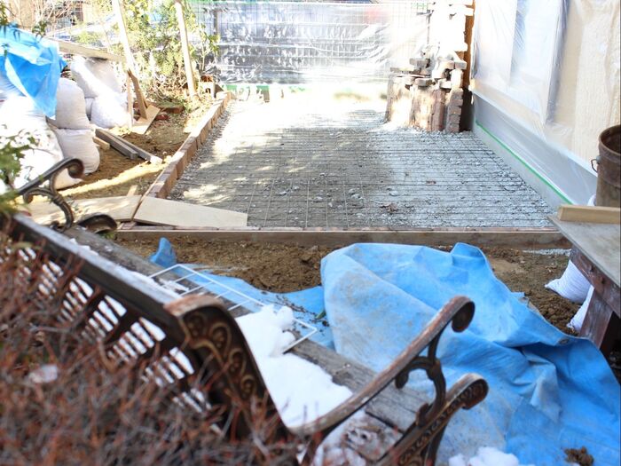 庭の改造がスタート!土間はプロの方に