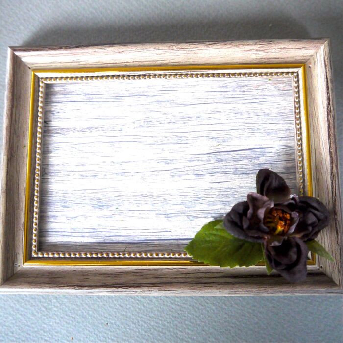 【作り方】 フォトフレーム①に好きな布や紙などを挟み、グリーンを置く。