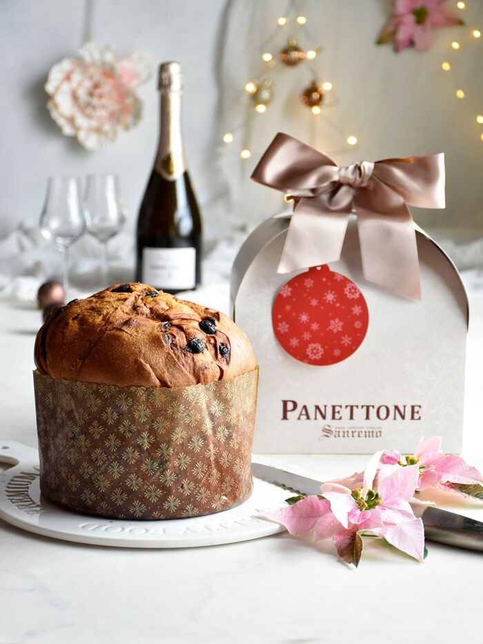 白背景×ワイヤーツリーに配置した例