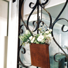 フェイクグリーンでやんわりとキッチンのごちゃごちゃを隠す