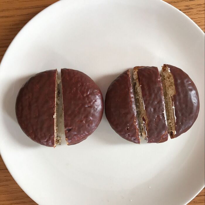 2.チョコパイをカットします