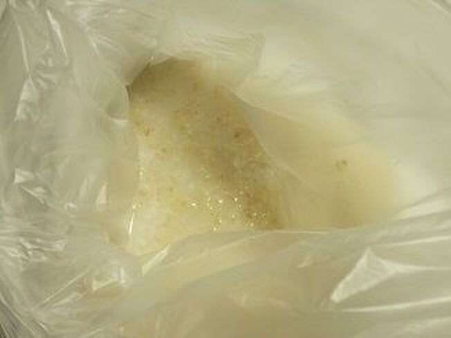 鶏とベーコンを漬けておく