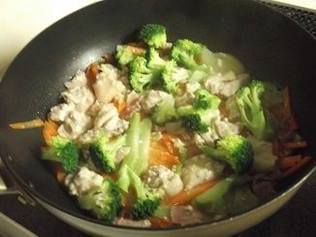 ブロッコリーの蕾を加えて更に5分