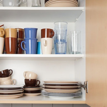 キッチンの棚は意外と汚れている!掃除方法とキレイに見せる収納のポイント