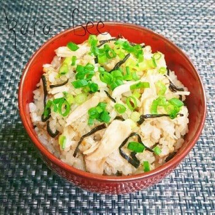 NO調味料でも旨味たっぷり♪サラチキとなめたけの簡単炊き込みご飯