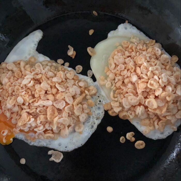 (2)天かすをのせる