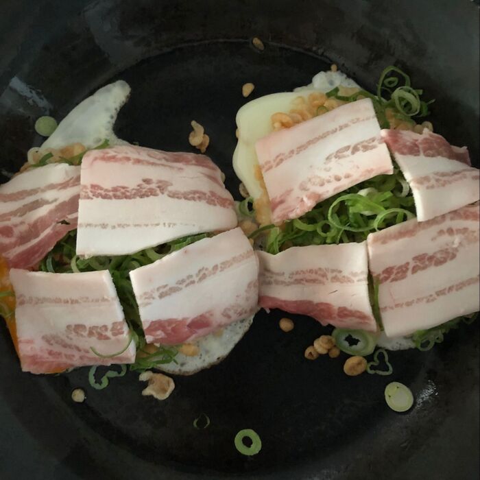 (4)豚バラ肉をくわえる