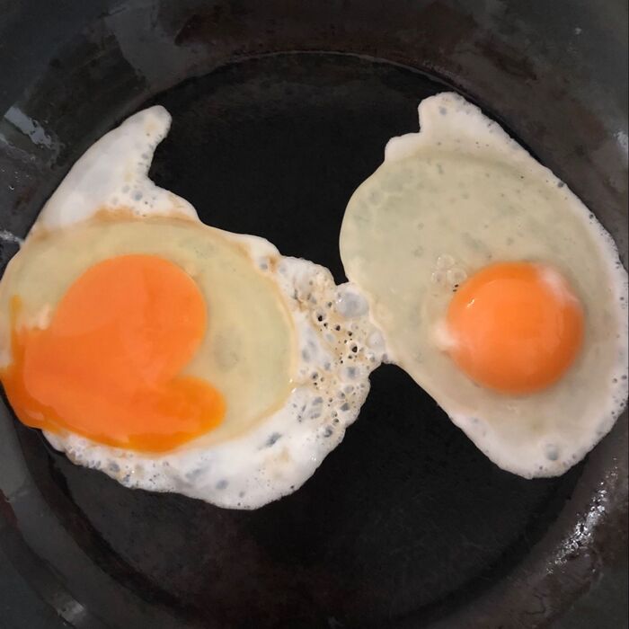 (1)卵を割ります