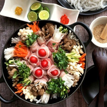 なんてカラフル!7種の野菜の豚バラ肉巻き鍋
