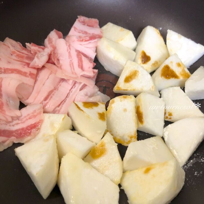 ③豚バラはひっくり返しながら炒め焼きに!