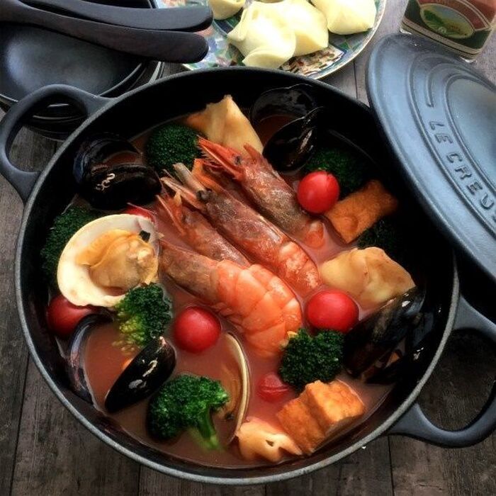 パーティーにもぴったり!おだしとトマトジュースでちょっと豪華に魚介鍋