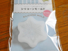 これが100円?!クオリティーが高い雪の結晶が量産できるシリコンモールド