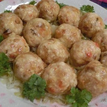 とり釜飯の素でドーンとできちゃう♪ フライパンでぷるふわ蒸し焼き肉団子