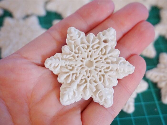 コスパ最強?!ダイソー商品で量産できる雪の結晶オーナメントの作り方
