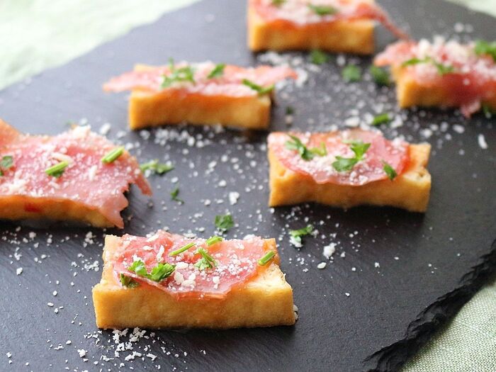 節約しながらおしゃれに食べる!生ハム&スイチリの厚揚げ焼き