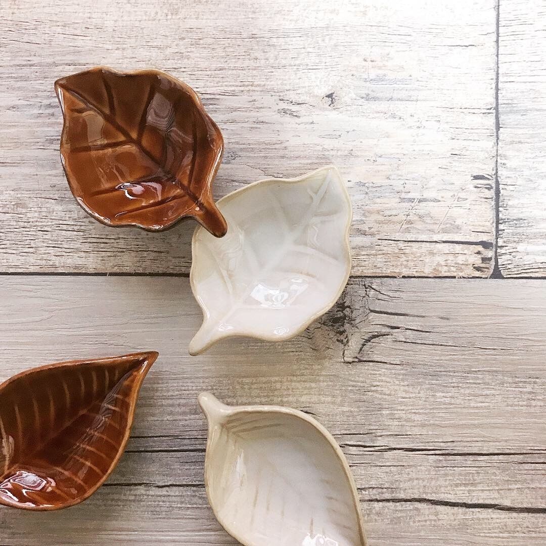 セリア新商品‼️秋を感じる可愛い葉っぱの小皿