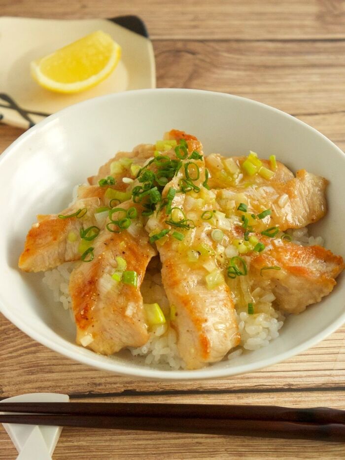 たまにはガツンと食べたい! ネギ塩豚トロ丼