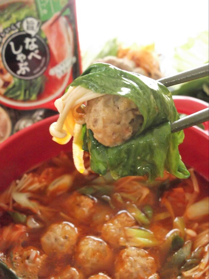 セルフ ひとくちロールレタス!な 肉団子とレタスのなべしゃぶ<ガーリックトマトつゆ>