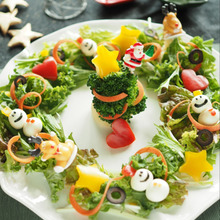 かわいすぎるけどつまんじゃう♡ゆきだるまのリースサラダ