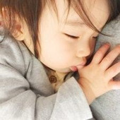 赤ちゃんの指しゃぶり。すぐに止めさせるべき?