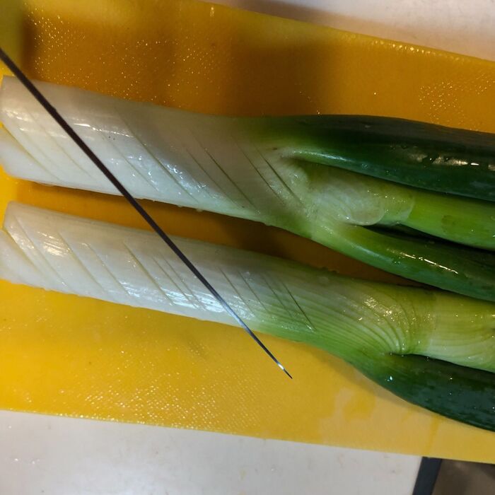 ネギをみじん切りにします。