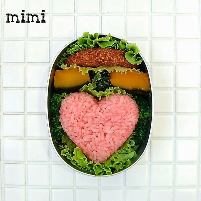 ③おにぎりを詰めます。