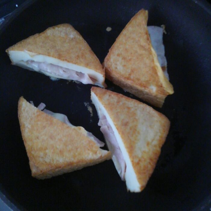 フライパンで蒸し焼きにする。