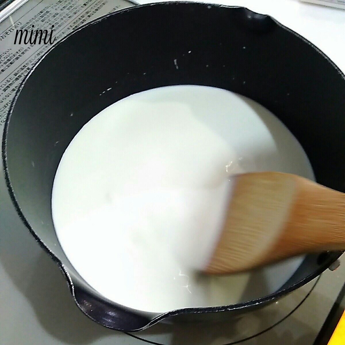 ②牛乳と生クリームを温める。