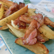 ベーコンの脂が香り高い♪ カリカリベーコンとほくほくポテトののり塩炒め