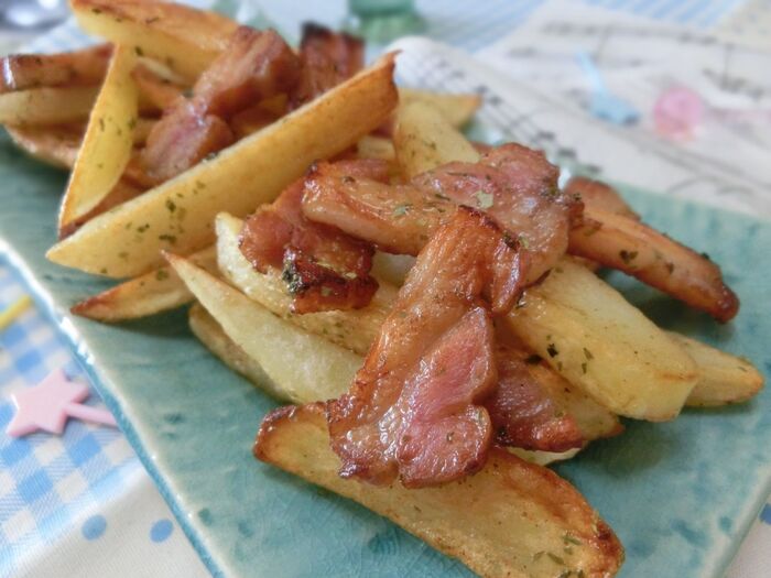 ベーコンの脂が香り高い♪ カリカリベーコンとほくほくポテトののり塩炒め