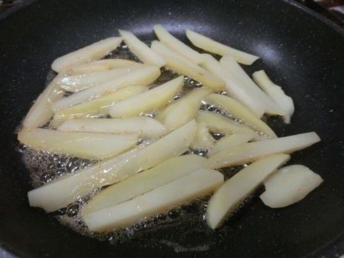 3.じゃがいもを炒める