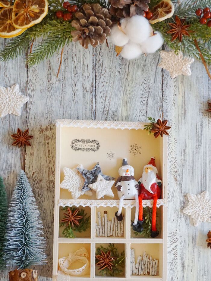 オール100均素材で出来ちゃう!クリスマスのミニ飾り棚