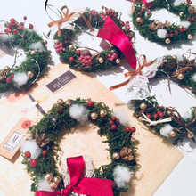 100均商品を使ってクリスマスリースを作りました。