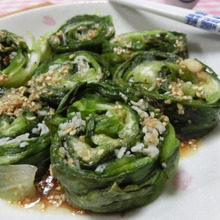 ごまポンだれをかけて♪ しらす入りレタスのロールおひたし