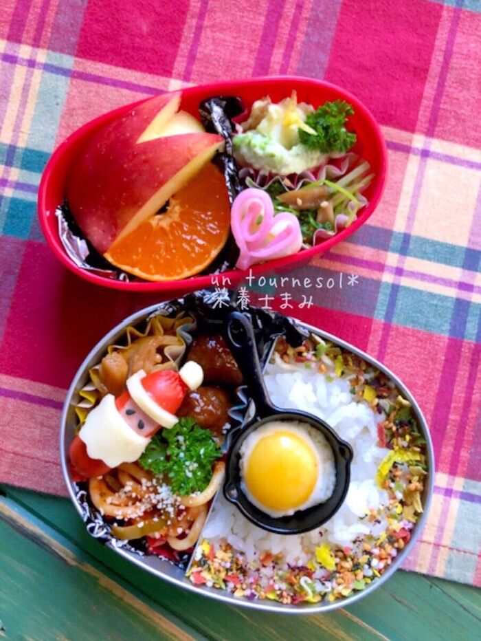 ひと足早いサンタさん☆元気モリモリ❤娘ちゃん弁当❤【過去レシピ引用】『シイタケと豆苗のごま和え』