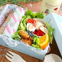 折り紙で巻くと可愛い♡しっとりササミとキュウリの『ハニー梅バターサンド』のお弁当