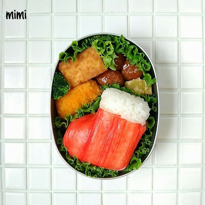 ③おにぎりを詰めます。