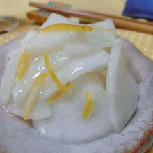 ポリ袋でもんですぐ美味しい♪ べったら漬け風☆ 大根のゆず塩麹漬け