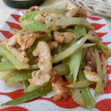 ご飯やお酒のお供に♪ セロリと鶏皮のぺペロンきんぴら