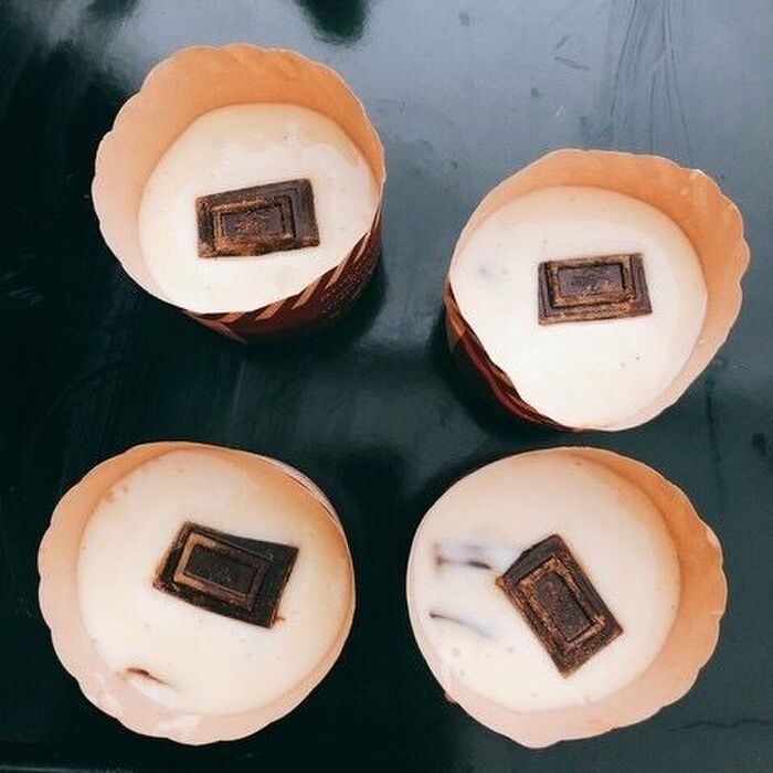 マフィン型に生地を入れチョコを飾る。