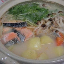 和風カムジャタン♪ ホクホクじゃがいもと鮭でごま味噌豆乳鍋