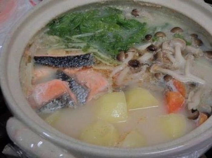 和風カムジャタン♪ ホクホクじゃがいもと鮭でごま味噌豆乳鍋