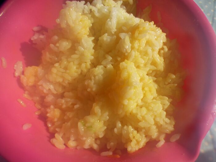 しっかり混ぜて卵をお米全体にまとわせる。