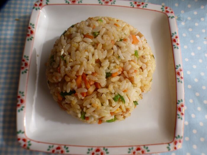 味噌汁のお椀にチャーハン入れて、丸く形作ります!