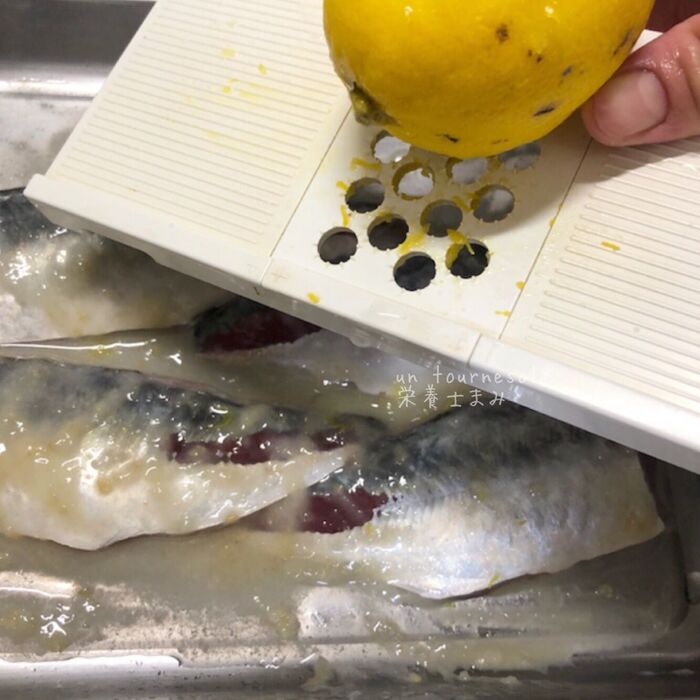 ➁塩麹と酒は混ぜ合わせてからなじませて!