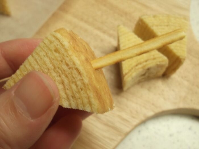 半分に折ったプリッツを刺す